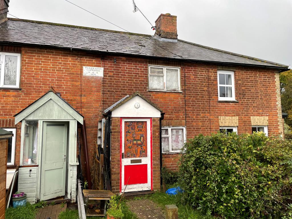 Lot: 40 - MID-TERRACE COTTAGE FOR IMPROVEMENT -